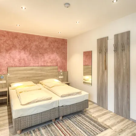 - Dina Mariner Lienz