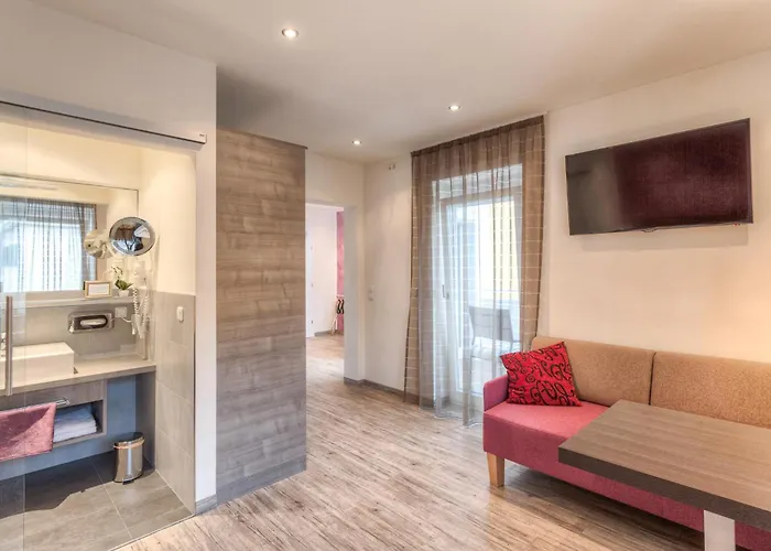 吉玛市迪娜水手公寓 4*